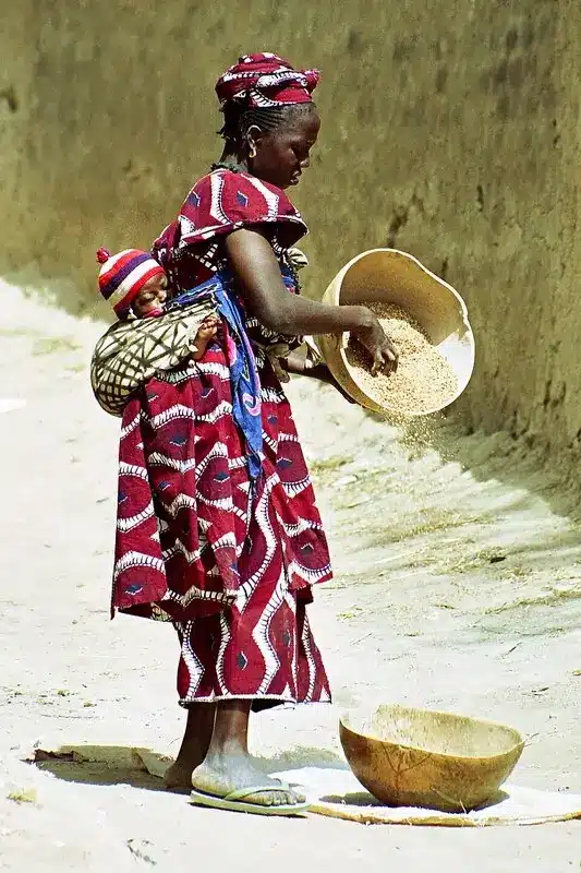 Les femmes de Djenné travaillent souvent avec leurs bébés sur le dos.