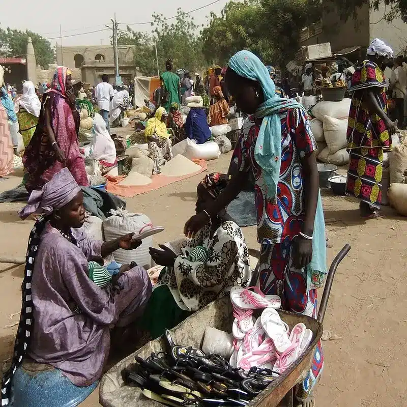 Commerce de tongs chez les femmes de Djenné.