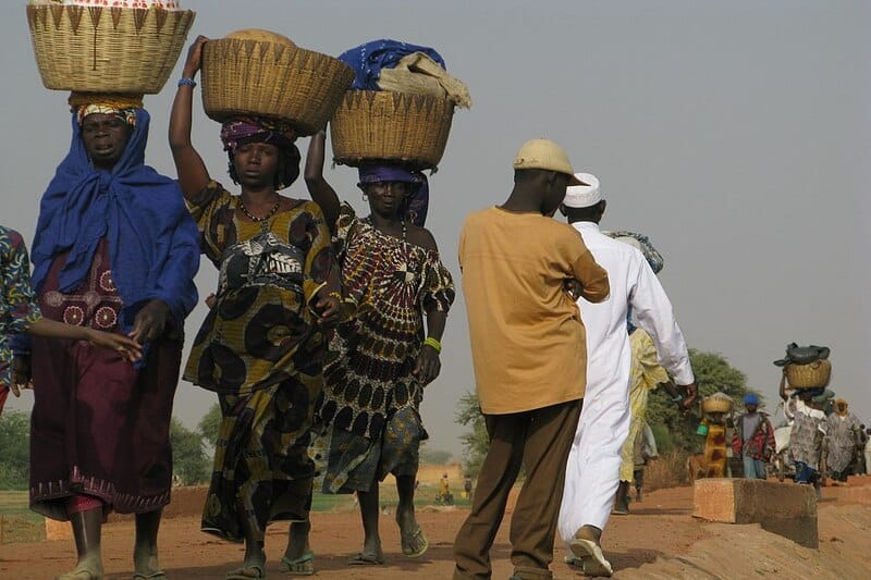 Les femmes de Djenné en route pour le marché.
