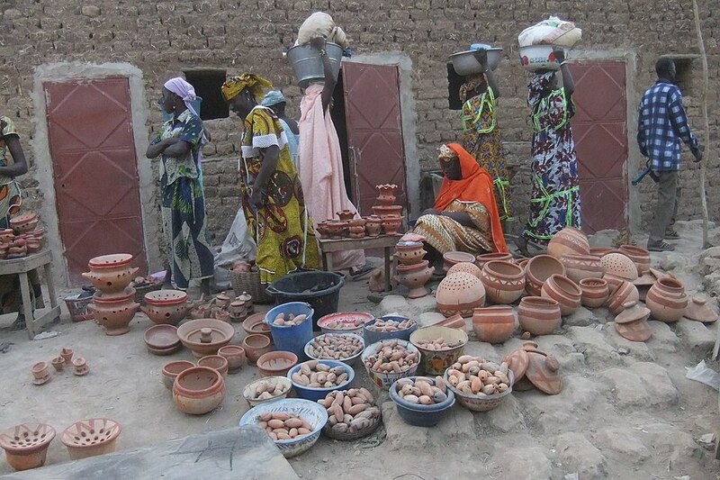 Femmes de Djenné vendant des poteries.