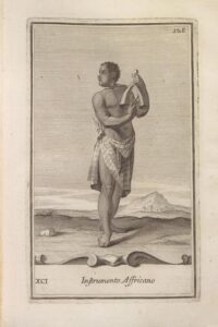 Musicien africain frappant une cloche.