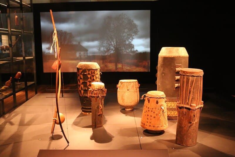 Instruments et tambours en Afrique précoloniale.