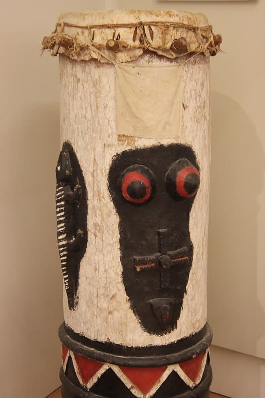 Les tambours en Afrique précoloniale au Musée des instruments de musique à Phoenix. 